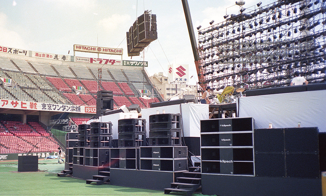 TFA Turboをクレーンで吊り、円形ステージの周囲にKlipschを設置したスタジアムライブ（1981年）