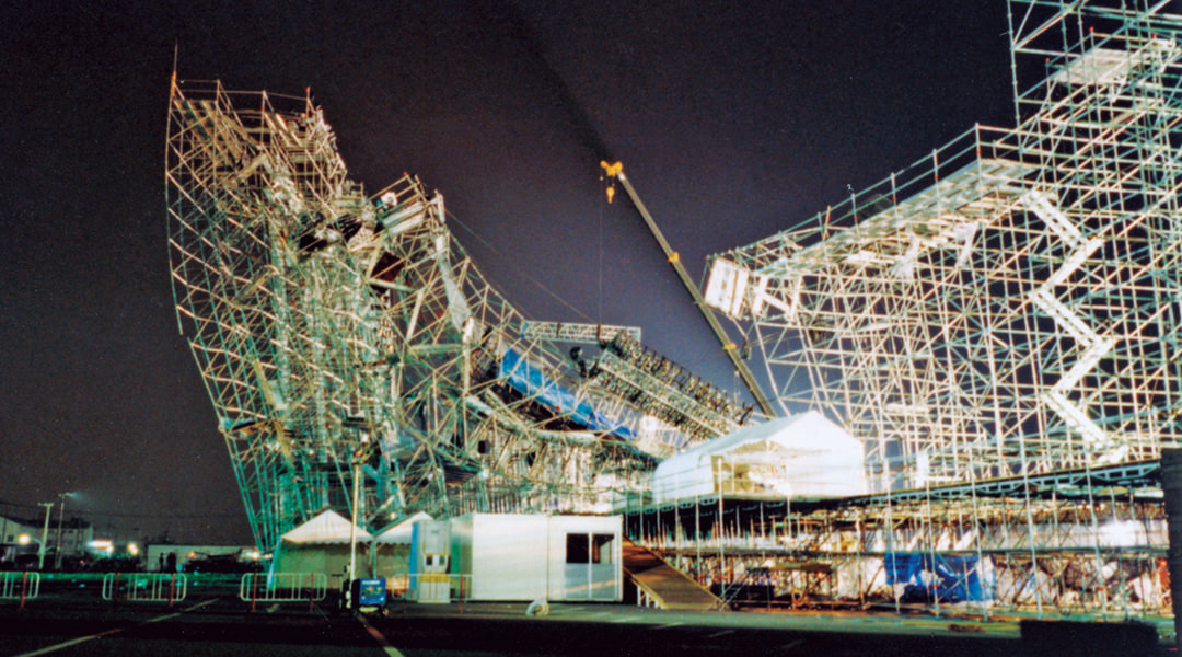 強風で一部倒壊したLUNA SEAの東京ビッグサイト特設野外ステージ（1999年）