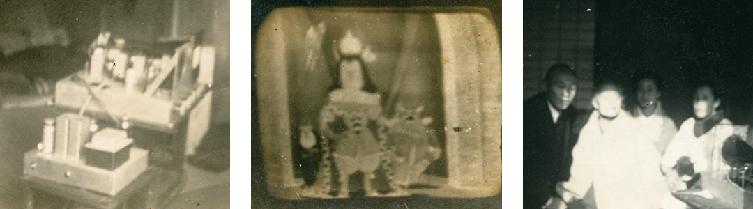 宏明が17歳で自作したテレビ（左）が映し出した映像（中）と画面を見る家族（右）