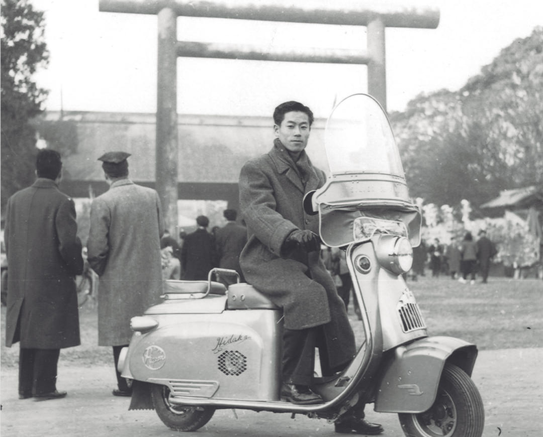 営業車のオートバイに乗る日比野宏明（1956年・創業当時）