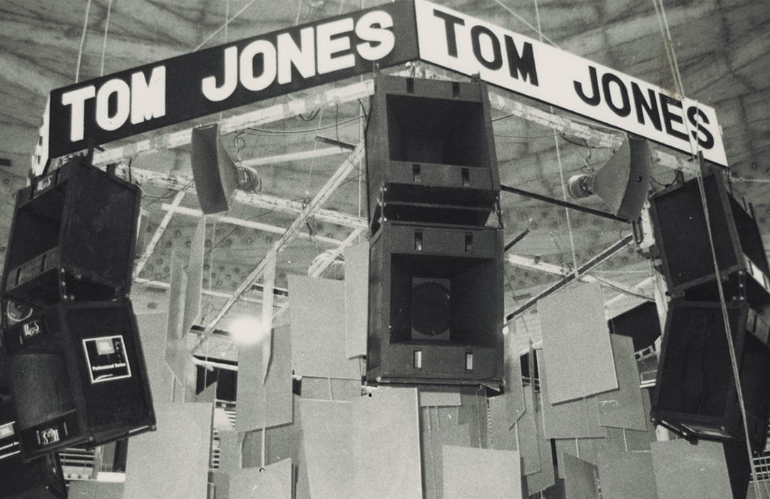 トム・ジョーンズ公演のフライングスピーカーシステム