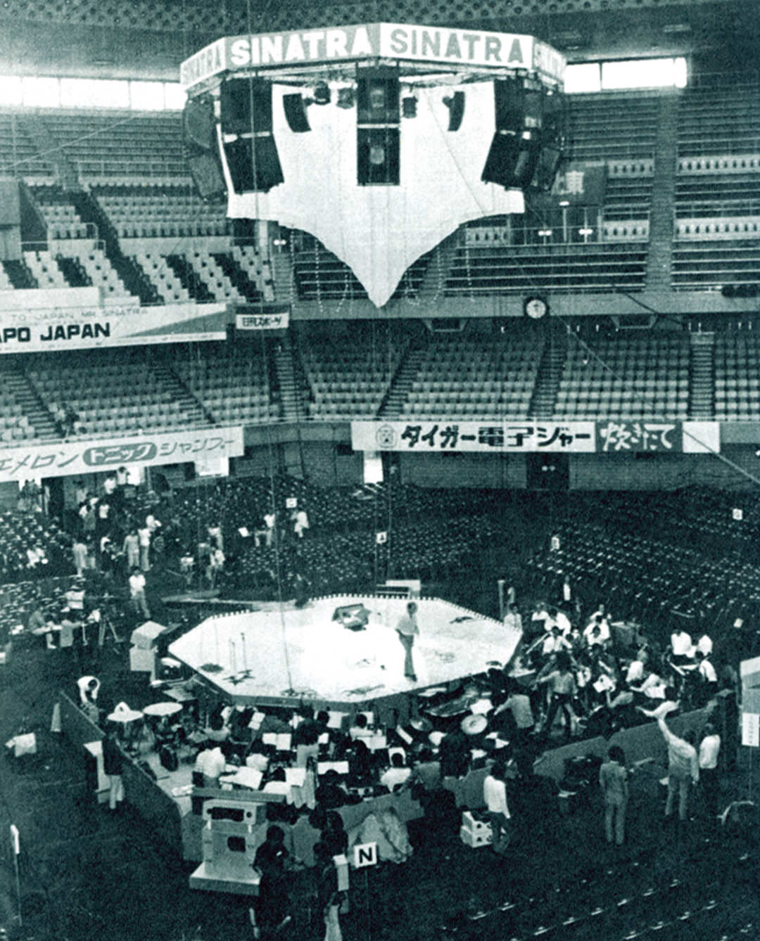 フランク・シナトラ（日本武道館、1974年）。アリーナ中央のステージとオーケストラピット（写真：『無線と実験』誠文堂新光社 刊、1974年8月号より転載）