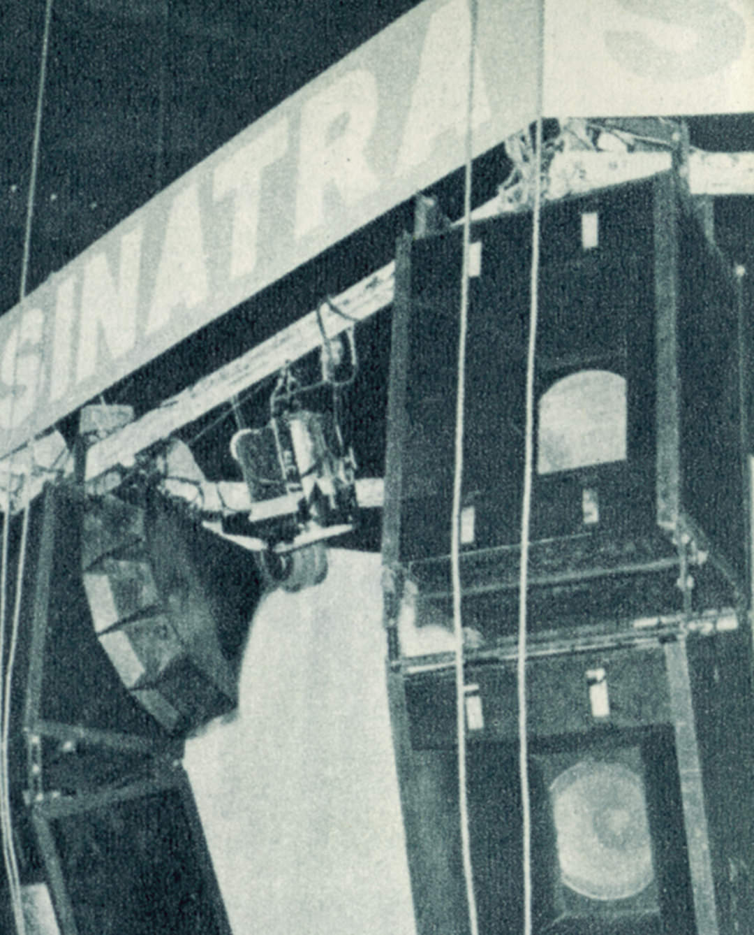 天井から吊ったメインスピーカーシステム（写真：『無線と実験』誠文堂新光社 刊、1974年8月号より転載）