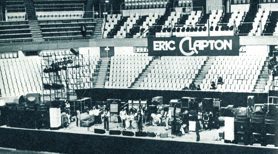 エリック・クラプトン（日本武道館、1974年）：JBLオリジナルマルチウェイスピーカーを運用（写真：『無線と実験』誠文堂新光社 刊、1975年1月号より転載）
