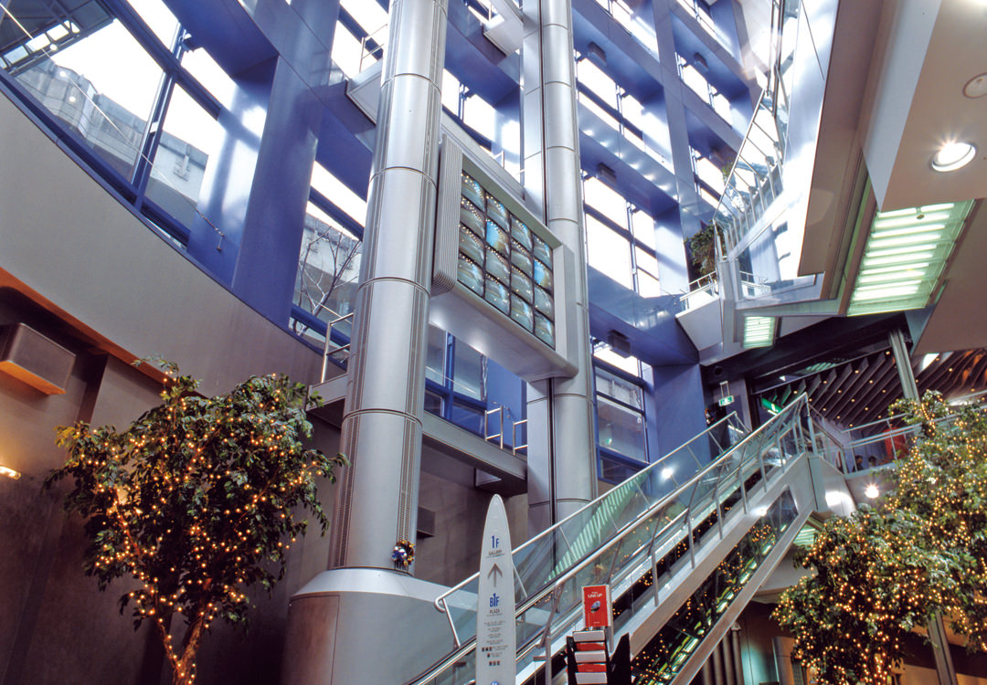 「トヨタオートサロン　アムラックス東京」（1990年）：1階から5階までの吹き抜けを昇降するメディアウォール（上）、ビル全体の音響・映像をコントロールするメディアステーション。AMEK「BCⅡ」（下）