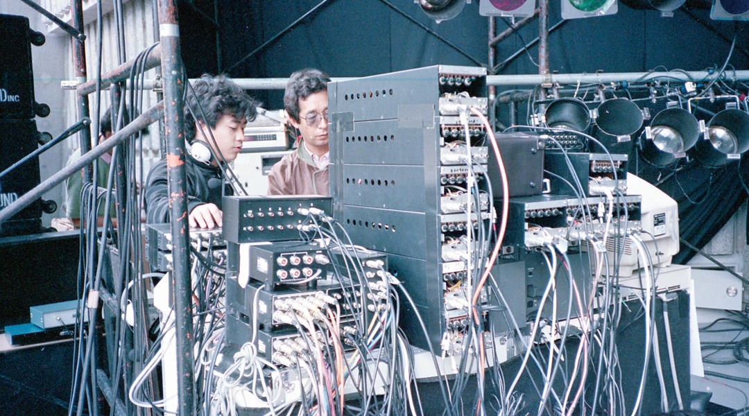 ARB（日比谷野音、1985年）。映像システム仕込中の日比野晃久