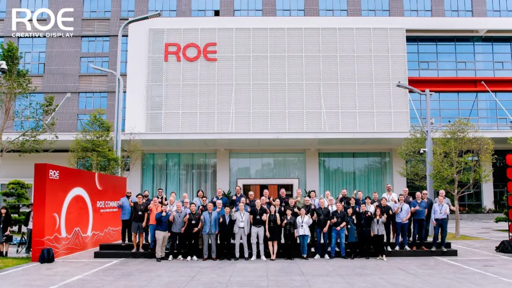 ROE Visual本社前での集合写真