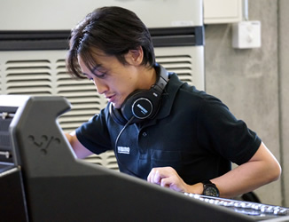 DiGiCoのミキシングコンソールを操作する永山さん