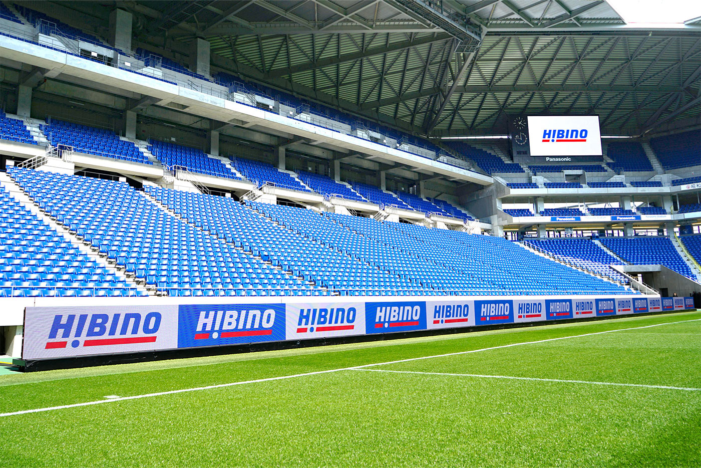 ホーム側 バナービジョンと大型ビジョン 写真